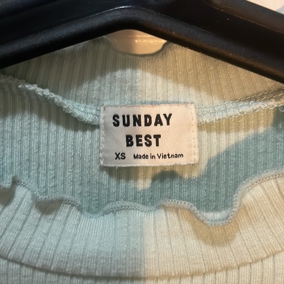 Aritzia - Sunday Best Crinkle-Cut Cropped Tee - Picture 2 of 2